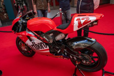 Modea, İtalya: 2025 03 Motor Festivali Fuarı Motosikleti Troy Bayliss ile ilişkili olan ikonik kırmızı ve beyaz Ducati Desmosedici MotoGP motosikleti açık havada resmedilmiştir. Yüksek kalite fotoğraf
