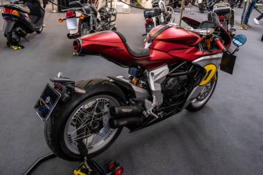 Modea, İtalya: 2025 03 Motor Festivali Fuarı Motorsiklet A çarpan MV Agusta Superveloce Ago motosikleti, İtalyan tasarımı ve yarış soyunu vurgulayarak kapalı alanda sunulmaktadır. Yüksek kalite fotoğraf