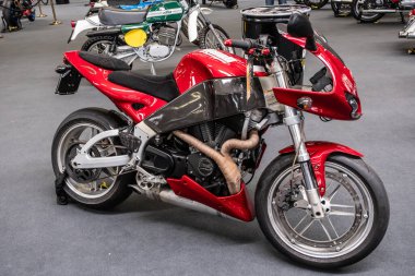 Modea, İtalya: 2025 03 30 Motor Festivali Fuarı Motosikleti. Canlı kırmızı Buell XB9 motorsikleti, bir motosiklet sergisinde sergilenmektedir. Yüksek kalite fotoğraf