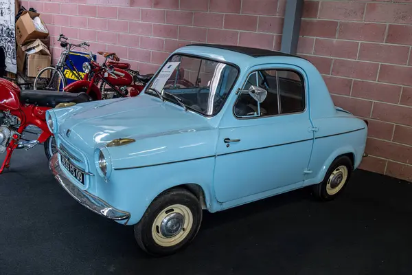 Modea, İtalya: 2025 03 Motor Festivali Fuarı Motosikleti. Açık mavi Vespa 400 marka büyüleyici bir mikro araba kapalı alanda sergilenerek İtalya 'dan gelen kompakt boyutu ve klasik otomotiv tasarımı ön plana çıkarıldı. Yüksek kalite fotoğraf