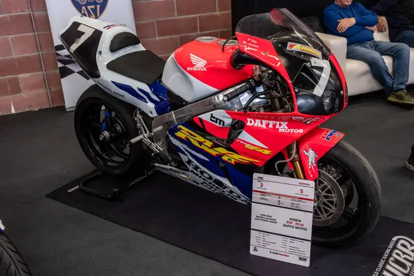 Modea, İtalya: 2025 03 Motor Festivali Fuarı Motorsiklet A canlı Honda RVF750 RC45 yarış bisikleti, 7 numaralı ve sponsor logoları sergilenmektedir. Yüksek kalite fotoğraf