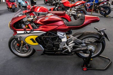 Modea, İtalya: 2025 03 Motor Festivali Fuarı Motorsiklet A çarpan MV Agusta Superveloce Ago motosikleti, İtalyan tasarımı ve yarış soyunu vurgulayarak kapalı alanda sunulmaktadır. Yüksek kalite fotoğraf
