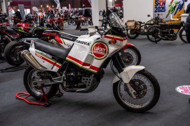 Modea, İtalya: 2025 03 30 Motor Festivali Fuarı Motosikleti Beyaz bir Cagiva Elefant 900 Şanslı Explorer motosikleti. Yüksek kalite fotoğraf