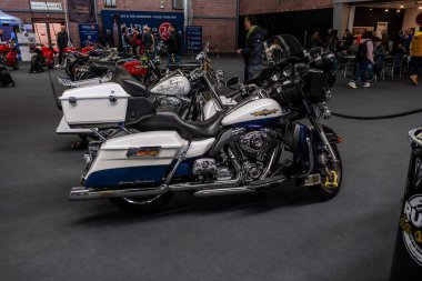 Modea, İtalya: 2025 03 Motor Festivali Fuarı Motosikleti A black Harley-Davidson Electra Glide Ultra Limited motorsiklet İtalya 'daki bir motosiklet sergisinde sergilenmektedir. Yüksek kalite fotoğraf
