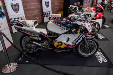 Modea, İtalya: 2025 03 30 Motor Festivali Fuarı Motosikleti. Beyaz ve mavi Marco Luchinelli Suzuki RG yarış motosikleti. 2 numaralı ve 