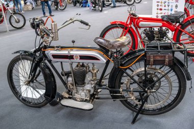 Modea, İtalya: 2025 03 30 Motor Festivali Fuarı Motorsiklet A 1921 Triumph SD 550 motorsikleti kapalı alanda sergilenmektedir. Yüksek kalite fotoğraf