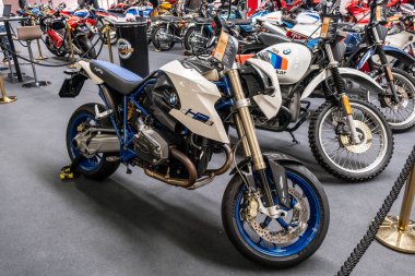 Modea, İtalya: 2025 03 Motor Festivali Fuarı Motosikleti A beyaz BMW HP2 Enduro ve beyaz BMW HP2 Megamoto motosikleti İtalya 'daki bir motosiklet sergisinde sergilenmektedir. Yüksek kalite fotoğraf