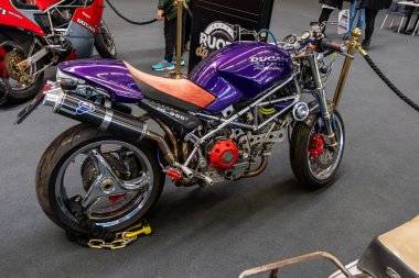 Modea, İtalya: 2025 03 30 Motor Festivali Fuarı Motosiklet A modifiye edilmiş, canlı mor Ducati Canavarı 900 motosiklet özel detaylarla korunmaktadır. Yüksek kalite fotoğraf