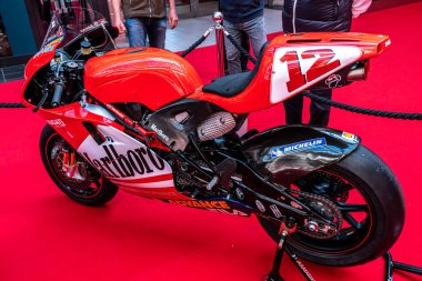 Modea, İtalya: 2025 03 Motor Festivali Fuarı Motosikleti Troy Bayliss ile ilişkili olan ikonik kırmızı ve beyaz Ducati Desmosedici MotoGP motosikleti açık havada resmedilmiştir. Yüksek kalite fotoğraf