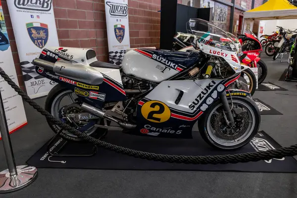 Modea, İtalya: 2025 03 30 Motor Festivali Fuarı Motosikleti. Beyaz ve mavi Marco Luchinelli Suzuki RG yarış motosikleti. 2 numaralı ve 