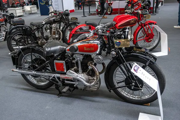 Modea, İtalya: 2025 03 30 Motor Festivali Fuarı Bianchi motosikletleri, bir Bianchi 500 dahil, kapalı alanda sergilenmektedir. Yüksek kalite fotoğraf