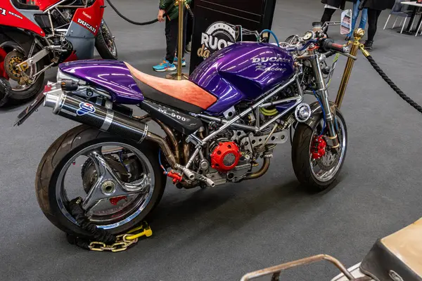 Modea, İtalya: 2025 03 30 Motor Festivali Fuarı Motosiklet A modifiye edilmiş, canlı mor Ducati Canavarı 900 motosiklet özel detaylarla korunmaktadır. Yüksek kalite fotoğraf