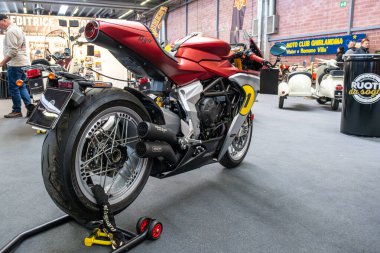 Modea, İtalya: 2025 03 Motor Festivali Fuarı Motorsiklet A çarpan MV Agusta Superveloce Ago motosikleti, İtalyan tasarımı ve yarış soyunu vurgulayarak kapalı alanda sunulmaktadır. Yüksek kalite fotoğraf