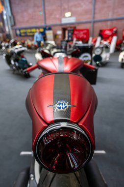 Modea, İtalya: 2025 03 Motor Festivali Fuarı Motorsiklet A çarpan MV Agusta Superveloce Ago motosikleti, İtalyan tasarımı ve yarış soyunu vurgulayarak kapalı alanda sunulmaktadır. Yüksek kalite fotoğraf