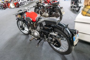 Modea, İtalya: 2025 03 Motor Festivali Fuarı Motosikleti. Kırmızı yakıt tankı olan klasik bir Gilera motosikleti İtalya 'da kapalı bir klasik araç sergisinde sergilenmektedir. Yüksek kalite fotoğraf