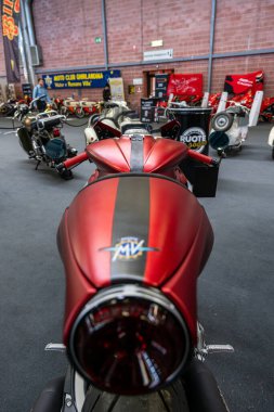 Modea, İtalya: 2025 03 Motor Festivali Fuarı Motorsiklet A çarpan MV Agusta Superveloce Ago motosikleti, İtalyan tasarımı ve yarış soyunu vurgulayarak kapalı alanda sunulmaktadır. Yüksek kalite fotoğraf