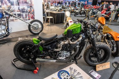 Modea, İtalya: 2025 03 03 30 Motor Festivali Fuarı Motosikleti, farklı renk ve tasarımlara sahip birkaç eşsiz özel bobber motosiklet, kapalı alanda sergilenmektedir. Yüksek kalite fotoğraf