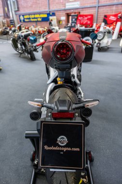 Modea, İtalya: 2025 03 Motor Festivali Fuarı Motorsiklet A çarpan MV Agusta Superveloce Ago motosikleti, İtalyan tasarımı ve yarış soyunu vurgulayarak kapalı alanda sunulmaktadır. Yüksek kalite fotoğraf