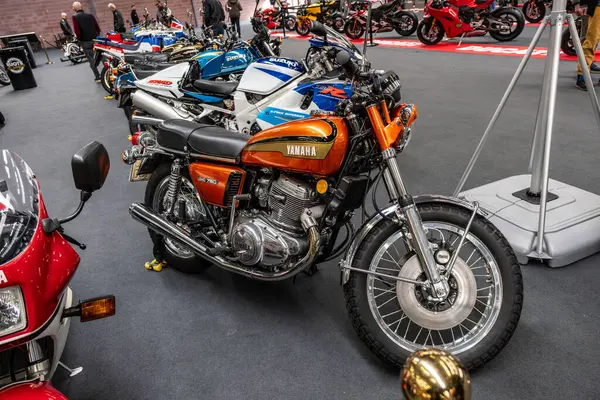 Modea, İtalya: 2025 03 Motor Festivali Fuarı Motorsiklet A klasik Yamaha TX750 motosikleti İtalya 'daki klasik bir bisiklet sergisinde sergilenmektedir. Yüksek kalite fotoğraf
