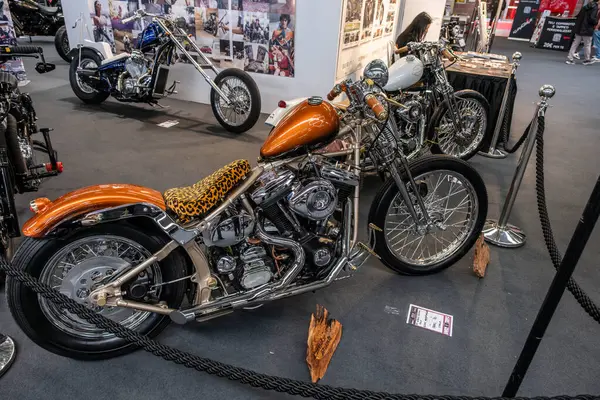 Modea, İtalya: 2025 03 Motor Festivali Fuarı Motosikleti. Mavi ve krom özellikli bir motosikletin yakın çekim görüntüsü. Detayları ve iç mekan gösterisinde ön ucu genişletilmiş. Yüksek kalite fotoğraf