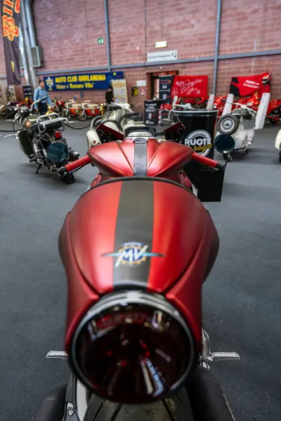 Modea, İtalya: 2025 03 Motor Festivali Fuarı Motorsiklet A çarpan MV Agusta Superveloce Ago motosikleti, İtalyan tasarımı ve yarış soyunu vurgulayarak kapalı alanda sunulmaktadır. Yüksek kalite fotoğraf