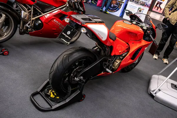 Modea, İtalya: 2025 03 30 Motor Festivali Fuarı Motosikleti A çarpan kırmızı Ducati Desmosedici RR superbike, nadir ve yüksek performanslı motosiklet, Yüksek kalite fotoğraf
