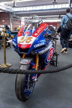 Modena, İtalya: 2025 03 30 Motor Festivali Fuarı Motorsiklet A blue and white Yamaha R1 yarış motosikleti, Superbike Dünya Şampiyonası için hazırlandı. Yüksek kalite fotoğraf