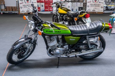 Modena, İtalya: 2025 03 30 Motor Festivali Fuarı Motosikleti İki Kawasaki H1 Mach III 500 motosiklet. Yüksek kalite fotoğraf