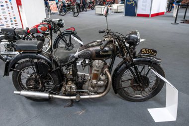 Modena, İtalya: 2025 03 30 Motor Festivali Fuarı Motosikleti Klasik bir Benelli 500 cc motosiklet kapalı alanda klasik bir araç sergisinde sergilenmektedir. Yüksek kalite fotoğraf