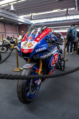 Modena, İtalya: 2025 03 30 Motor Festivali Fuarı Motorsiklet A blue and white Yamaha R1 yarış motosikleti, Superbike Dünya Şampiyonası için hazırlandı. Yüksek kalite fotoğraf