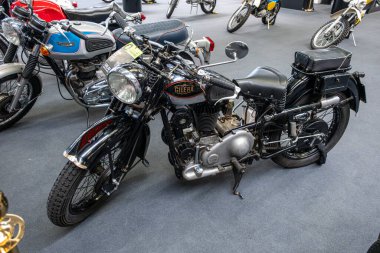 Modena, İtalya: 2025 03 30 Motor Festivali Fuarı Motosiklet A vintage Gilera VTE 500 motosiklet kapalı alanda sergilenmektedir. Yüksek kalite fotoğraf