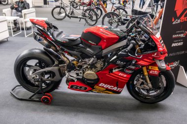 Modena, İtalya: 2025 03 Motor Festivali Fuarı Motosikleti A Ducati Panigale V4 motosikleti İtalya 'daki bir etkinlikte kapalı mekanda sergilenmektedir. Yüksek kalite fotoğraf