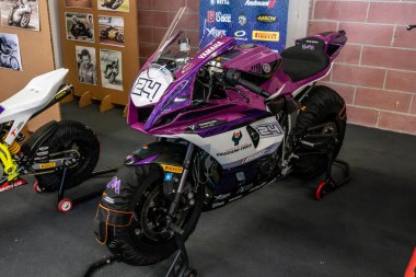 Modea, İtalya: 2025 03 30 Motor Festivali Motosiklet Fuarı Mor ve Beyaz Yamaha R1 Yarış Motosikleti. Yüksek kalite fotoğraf