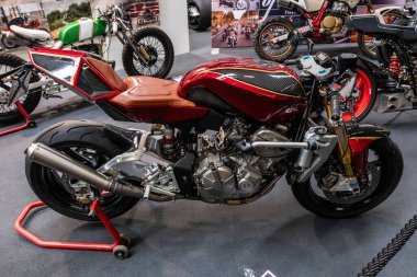 Modea, İtalya: 2025 03 30 Motor Festivali Fuarı Motosiklet Özel Maroon ve Brown Cafe Racer Motosikleti. Yüksek kalite fotoğraf