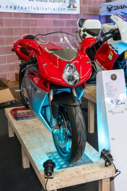 Modena, İtalya: 2025 03 30 Motor Festivali Motorsiklet Fuarı Kırmızı MV Agusta F4 Işık Ekranı. Yüksek kalite fotoğraf