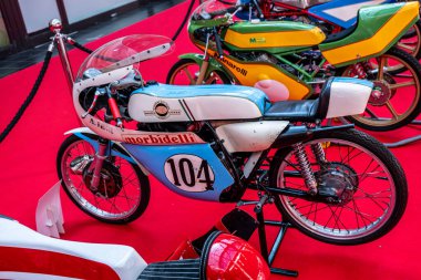 Modena, İtalya: 2025 03 30 Motor Festivali Fuarı Motosiklet A klasik Morbidelli 50 GP yarış motosikleti, 104 numara sergilenmektedir. Yüksek kalite fotoğraf