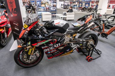 Modena, İtalya: 2025 03 30 Motor Festivali Fuarı Motosikleti A Ducati Panigale V4R yarış motoru Barni yarışı. Yüksek kalite fotoğraf