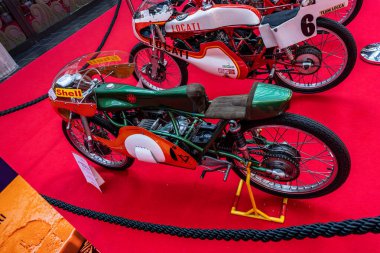 Modena, İtalya: 2025 03 30 Motor Festivali Fuarı Motosikleti İki klasik Kreidler 50cc yarış motosikleti, bir yeşil ve bir beyaz. Yüksek kalite fotoğraf