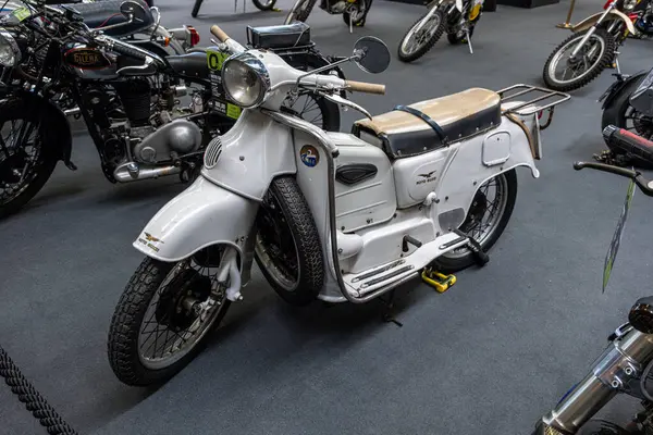 Modena, İtalya: 2025 03 30 Motor Festivali Fuarı Motosikleti Klasik beyaz Moto Guzzi Galletto scooter. Yüksek kalite fotoğraf