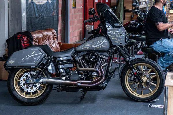 Modena, İtalya: 2025 03 Motor Festivali Fuarı Motosiklet Profili Özelleştirilmiş gri Harley-Davidson Low Rider S motosikletinin atölye ayarları ve altın tekerlekleri. Yüksek kalite fotoğraf