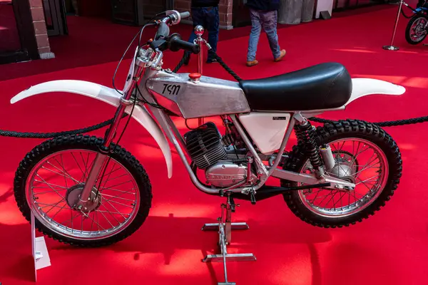 Modena, İtalya: 2025 03 30 Motor Festivali Fuarı Motosikleti Klasik bir gümüş ve beyaz TGM 50cc motokros motosikleti sergilenmektedir. Yüksek kalite fotoğraf