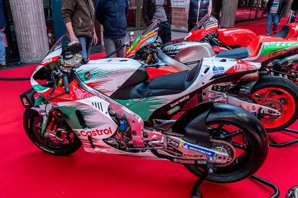 Modena, İtalya: 2025 03 03 30 Motor Festivali Fuarı Motosiklet LCR Honda RC213V MotoGP motosikletinin sponsor logoları ve tasarım elemanlarının detaylı görüntüsü. Yüksek kalite fotoğraf