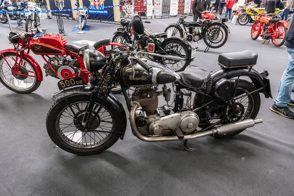 Modena, İtalya: 2025 03 30 Motor Festivali Motosiklet Fuarı Klasik Benelli Motosiklet Gösterisi. Yüksek kalite fotoğraf