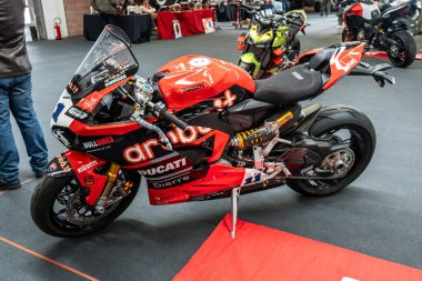 Modena, İtalya: 2025 03 30 Motor Festivali Motosiklet Fuarı Turuncu ve Siyah Ducati Panigale Yarış Bisikleti. Yüksek kalite fotoğraf