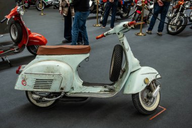Modena, İtalya: 2025 03 30 Motor Festivali Motorsiklet Fuarı Açık Mavi Vespa Scooter Ekranı. Yüksek kalite fotoğraf