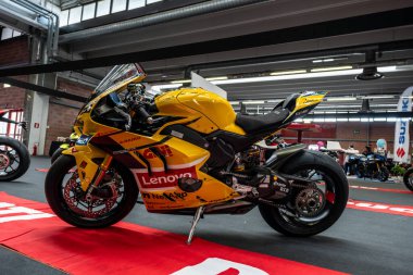 Modena, İtalya: 2025 03 30 Motor Festivali Motorsiklet Fuarı Yellow Ducati Panigale V4 R Kırmızı Halı üzerinde. Yüksek kalite fotoğraf