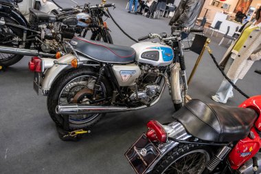 Modena, İtalya: 2025 03 30 Motor Festivali Motorsiklet Fuarı Gümüş ve Mavi Triumph Bonneville T140 Sergisi. Yüksek kalite fotoğraf