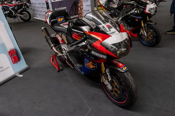 Modena, İtalya: 2025 03 03 30 Motor Festivali Fuarı Motosiklet Siyah ve Kırmızı the RSV Mille Motosiklet Sergisi. Yüksek kalite fotoğraf