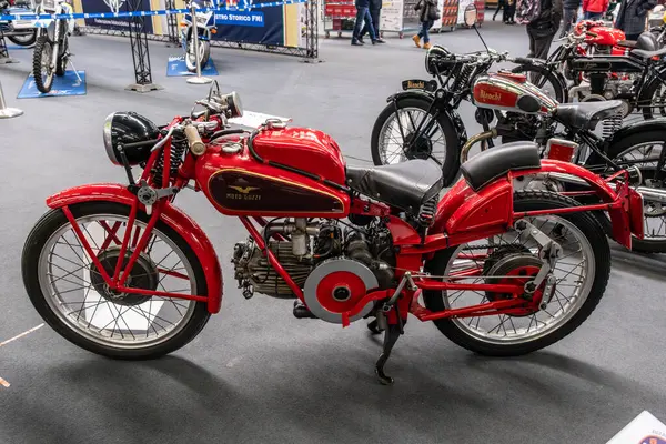 Modena, İtalya: 2025 03 30 Motor Festivali Motosiklet Fuarı Red Moto Guzzi Akbaba Klasik Motosiklet Sergisi. Yüksek kalite fotoğraf