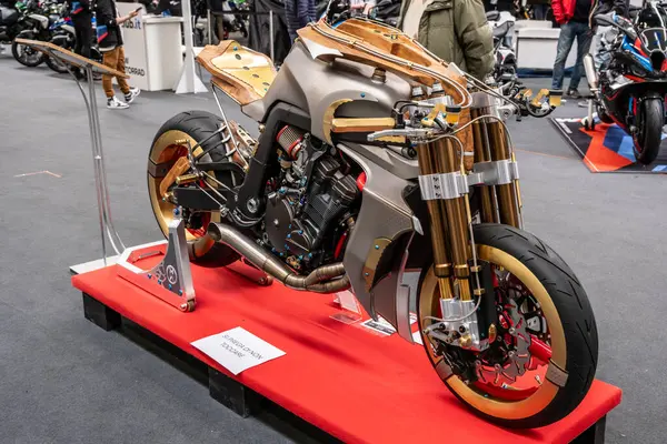 Modena, İtalya: 2025 03 03 30 Motor Festivali Motosiklet Fuarı Futuristik Gümüş, Wood and Gold Custom Motosiklet Sergisi. Yüksek kalite fotoğraf